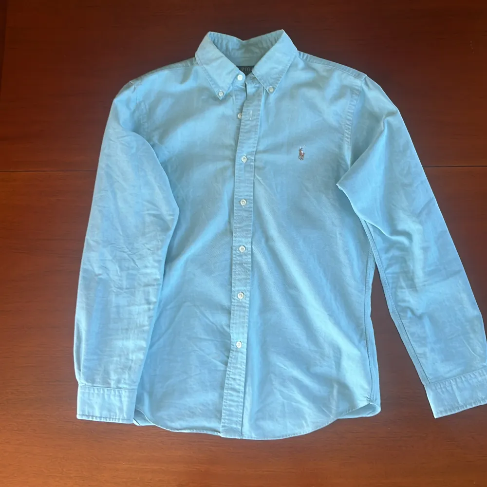Fräsch sommarskjorta i väldigt bra skick!   100% bomull 100% cotton  Nice summershirt in good condition!   Slim Fit, Medium. Skjortor.