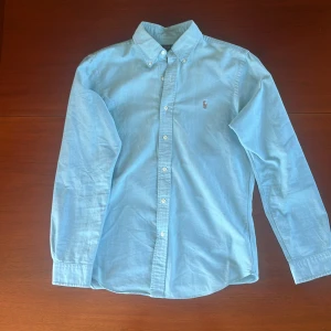 Skjorta, Ralph Lauren - Fräsch sommarskjorta i väldigt bra skick!   100% bomull 100% cotton  Nice summershirt in good condition!   Slim Fit, Medium