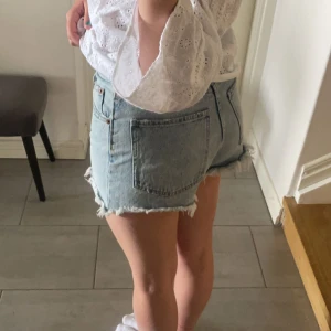 Ljus shorts - Ett år sjukt snygga shorts med absolut inga defekter, super bra skick. Shortsen är i storlek i 36.