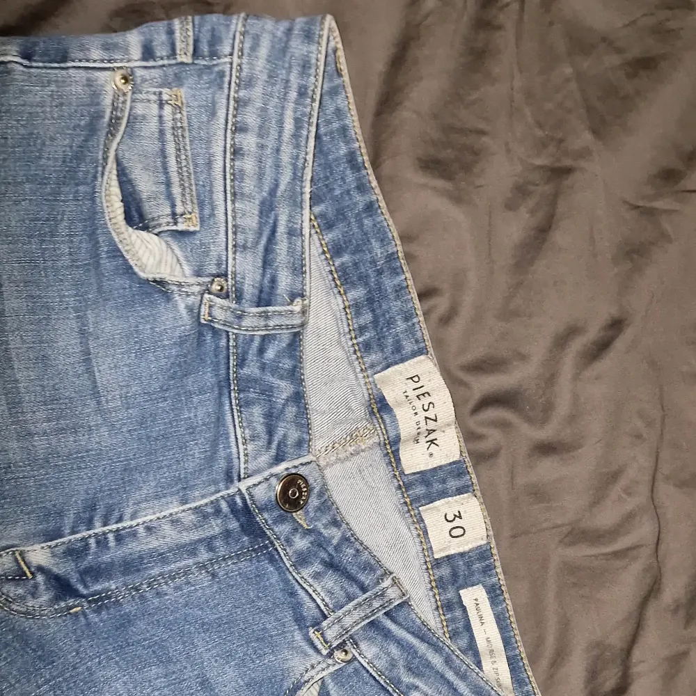 Coola ribbade Jeans i bra skick.  Mid rise & zip skinny fit. Storlek 30 och stretchar bra. Från märket PIESZAK - Tailor denim. 94% bomull, 4% polyester, 2% elastine. . Jeans & Byxor.