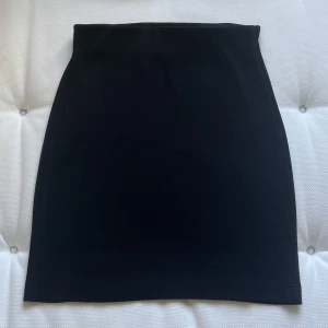 Svart kjol - Kort svart kjol köpt på Flash i storlek S. Väldig stretchig i tyget. Säljer pga kommer ej längre till användning 🤍