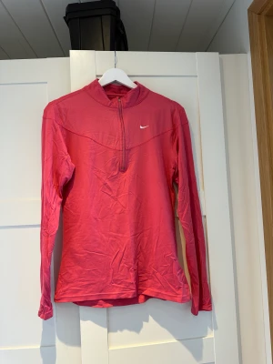 Träningströja nike M🩷 - Så söt, billig pga skicket! Inte sönder men lite nopprig. Försten till kvarn 🩷
