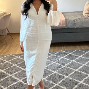 Klänning - Vit klänning ifrån vero Moda storlek XS passar även S 🤍