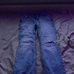 Säljer  - Det här är bootcut byxor. Byxans storlek är 40 men passar som 38. Min längd är 1.61 och byxorna stoppar vid mina hälar. Byxan kosta mig 350 men säljer dom för 250