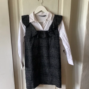 Fin klänning från Zara - En gullig klänning från Zara i storlek xs. I bra skick. Kolla gärna mina andra annonser :)