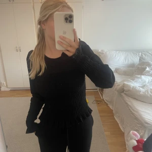 Svart topp  - Svart topp med resår