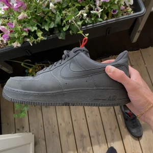 Air Force 1 Anthracite Black University Red - Kollar efter intresse av dessa Air force! Storlek 44,5. Priset på Stock X har gått upp och ner mellan 8-12 tusen de senaste månaderna. Skorna är använda en del men har endast normalt slitage. Skriv för fler bilder, frågor eller prisförslag! 