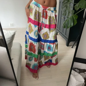 HELT NY ZARA-KJOL - världens finaste långkjol från Zara i storlek XS men passar en S-M också, helt ny med lapparna kvar, nypris 600kr💖