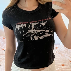 brandy radiosilence tröja - fin tshirt från brandy med radio silence trycket