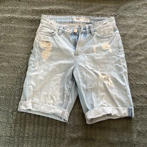 Jeans shorts  - Bra skick, av klippta jeans med hål i.
