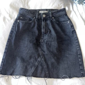 Jeanskjol  - En svart jeanskjol. Superfin och skön, bra skick. 