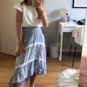 Långkjol  - Blå långkjol från HM i storlek 146, men funkar även som en XS. Kjolen är i gott skick! Hör av er för mer info