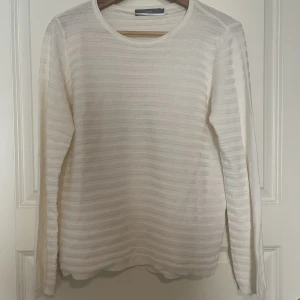 Finstickad tröja - En finstickad tröja som är köpt från b.young. Aldrig använd.