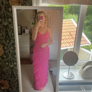 Maxi klänning - Säljer denna rosa maxiklänningen från Gina tricot som är helt slutsåld. Den är i en strl S men är liten i storleken så sitter mer som en XS. Superfin färg och jätte bra passform. Den är helt oanvänd med lappen kvar och därav priset. Köpare står för frakt💗