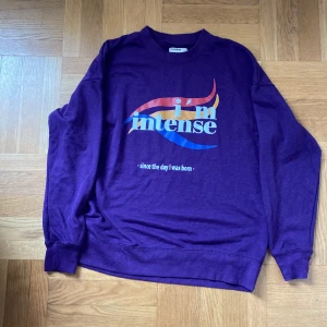 Sweatshirt från Pull&Bear - Oanvänd lila tröja med tryck Storlek: small