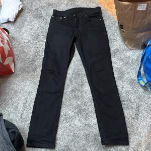 Levis jeans 511 storlek W30 L32 svarta. Använda 2 gånger. Köparen står för frakten. Katt finns i hemmet. 