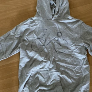 Dedicated hoodie - Grå dedicated hoddie köpt längesedan. Storlek S. 