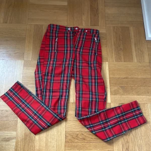 Rutiga smala byxor från HM - Storlek  XS Innerlängd på byxan 72 cm 