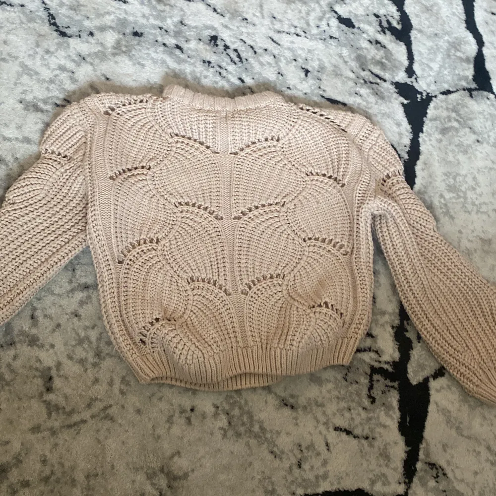 En Beige stickad tröja från Gina Tricot i storlek XS. Stickat.