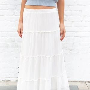 Vit långkjol - Super gullig vit långkjol från brandy. Är bara använd vid två tillfällen och har inga synliga defekter. Passar så bra till sommaren. Köpte för 470 kr och säljer för 300 kr. Swipea för egna bilder. 🤍