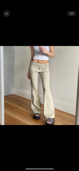 Krämvit lågmidjade byxor - Perfekt inför hösten och sensommaren😍