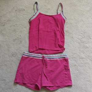 Linne o shorts  - Sett av ett linne o ett par shorts. 