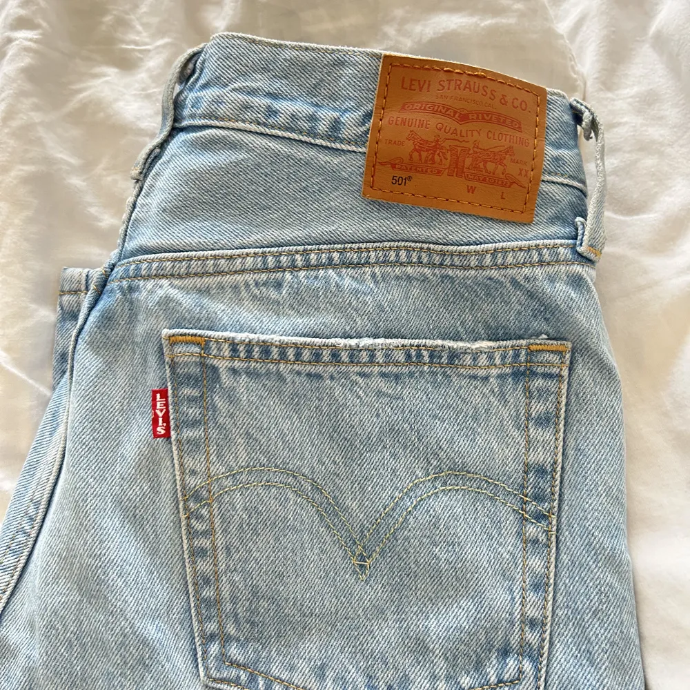Endast använda nån timme innan jag insåg att det var fel storlek, därav inga lappar kvar men så gott som nya! . Jeans & Byxor.
