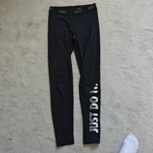 Nike tight  - Nike träningstights. Defekter på benet där bosktäverna har gått bort lite, som du ser på andra bilden. 