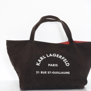 Karl Lagerfeld väska  - Karl Lagerfeld väska  Använd mycket men är i fint skick, tyget har ljusnat 