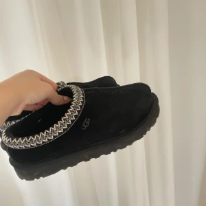 Populära UGG skor - Jättefina populära UGG skor, köpta på Ugg butiken i London💘 endast använda ett fåtal gånger, storlek 39. Säljer pga för stora :/💞