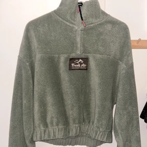 Fleecejacka från Gina Tricot - Säljer min superfina fleecejacka  från Gina tricot i storlek XS.  Mycket fint skick! 