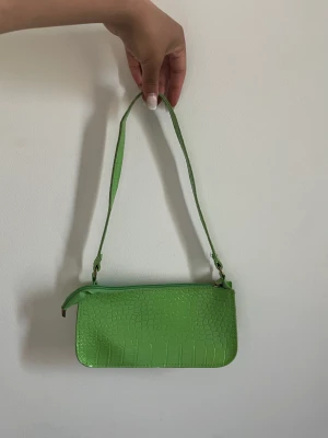 Axelväska  - Söt liten axelväska, knappt använd 💚