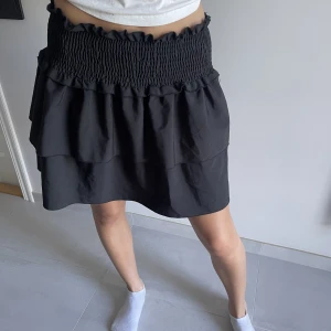 Kjol - Fin kjol som passar till allt🌸Kjolen är i nyskick och i superbra kvalite💕Modellen är 175cm lång. Tveka inte på att höra av dig om du har frågor eller vill diskutera pris! Vi svarar snabbt💕