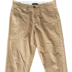 beige byxa  - Beigea byxor, sitter som en relaxed fit, knappt använda så i bra skick! liten svart prick (se sista bilden). Öppen för prisförslag och fråga efter mer bilder om så önskas, svarar så snabbt jag kan!