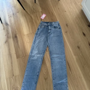 Straight leg jeans - Säljer dessa oanvända Straight leg Jeans med trasig Dragkedja, dessa är 1/2 likadana jeans jag kommer lägga ut, råkade köpa två av samma storlek och dem passade inte. Köpta på Missy Empire. Säljer detta par billigare pga den trasiga dragkedjan. Lapp kvar.