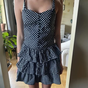 Prickig klänning - Super fin klänning med volanger❤️‍🔥 är xs men passar s