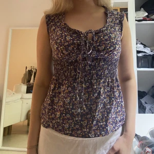 Blommig topp - Supersöt blommig topp från hm. 