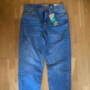 Mom jeans - Snygga mom jeans från Gina tricot, aldrig använda, lappen sitter kvar
