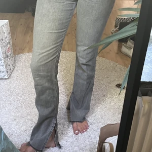 Gråa jeans - Superfina gråa jeans från Gina Tricot. Använda 1 gång💞💞