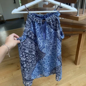 Blå topp - Superfin mönstrad topp som Inge kommer till användning. Tryck på ”köp nu”💕💕Har inga fler bilder så fråga ej om det!