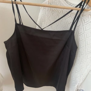 Söt topp - Super söt topp som är perfekt till sommaren funkar super bra att ha både med och utan bh! Inga defekter och säljs då den börjar bli för liten💞