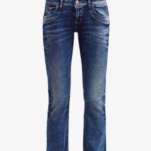 Jag säljer ett par ltb jeans, modellen heter valarie.Jag säljer de pga av arts e är för små. Dem är i jättebra skick men har ett litet hål på höger ben, men det syns inte när man sätter på dem ❣️
