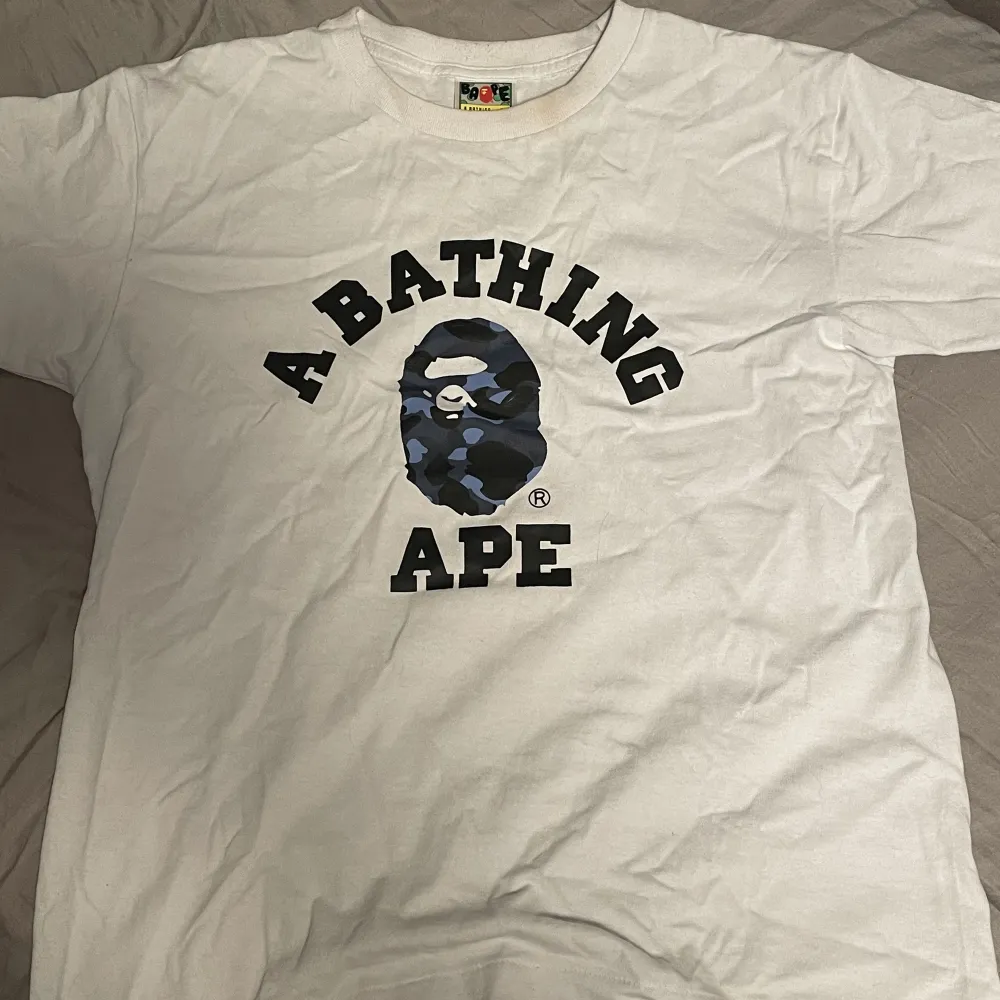Detta är en ape bape tshirt i väldigt bra skick det är as bra 1:1 kvalitet på den, och har använts 2 gånger den är väldigt skön och är gjord av bomull.. T-shirts.