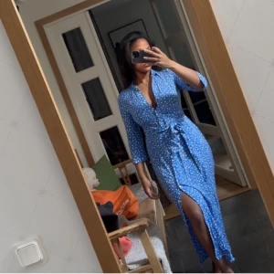 Blå klänning  - Klänning från zara, strl M men liten i strl. Pris går att diskutera