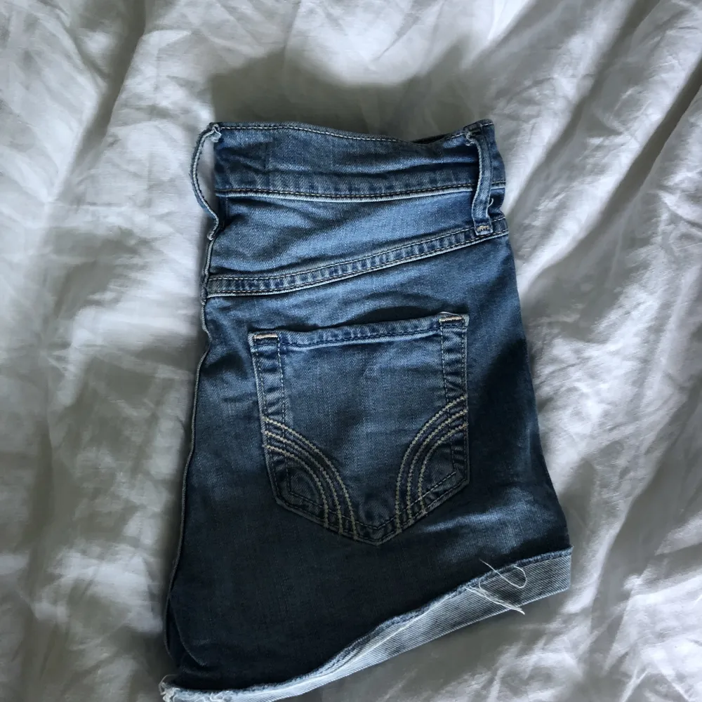 Högmidjade jeansshorts i ljus tvätt från Hollister i storlek w24. . Shorts.