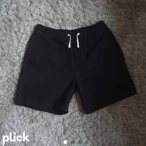 Svarta ”Olsen shorts” från weekday i storlek S. Köpta förra sommaren för 300 kr. Säljes då de blivit för små. 100% bomull.