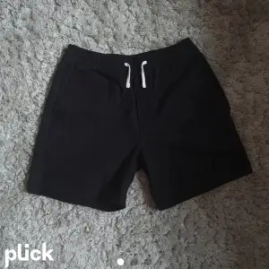 Svarta ”Olsen shorts” från weekday i storlek S. Köpta förra sommaren för 300 kr. Säljes då de blivit för små. 100% bomull.