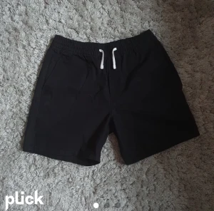 Olsen shorts - Svarta ”Olsen shorts” från weekday i storlek S. Köpta förra sommaren för 300 kr. Säljes då de blivit för små. 100% bomull.
