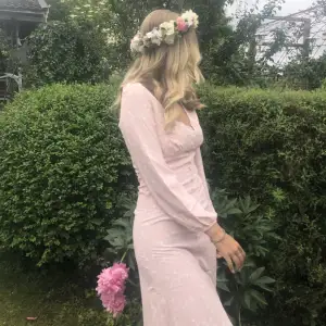 Säljer nu denna superfina rosa blommiga långklänningen med slits fram, från Nelly. Endast använd 2 ggr, säljer pågrund av att den inte kommer till användning. Klänningen passar mig på längden som är 175 cm lång. 💕