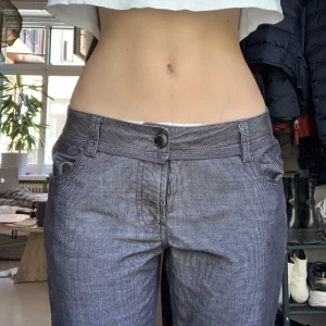 Lågmidjade byxor! - Innerbenslängd 83cm, Midjelängd 40cm🤍